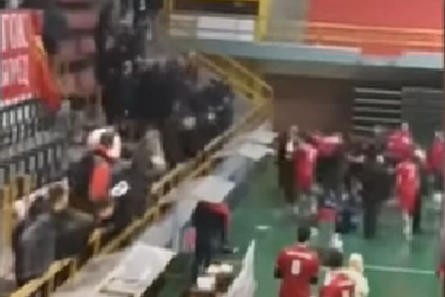 ВИДЕО: Инцидент во Велес, Одбојкарите на Шкендија се тепаа со навивачите на Борец