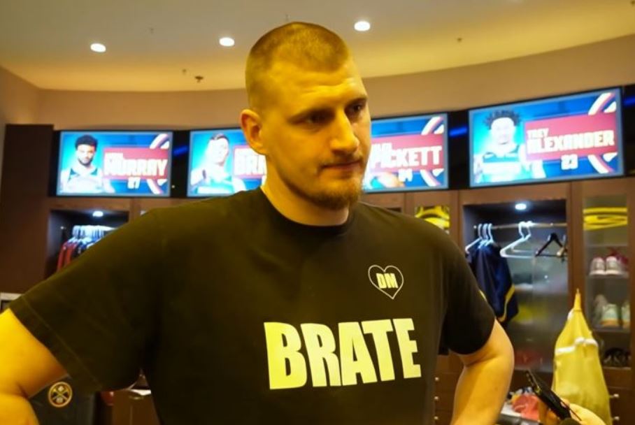 Луѓе, не знам ни со кого играм: Цел свет го чека Јокиќ, а еве колку му е гајле! (ВИДЕО)
