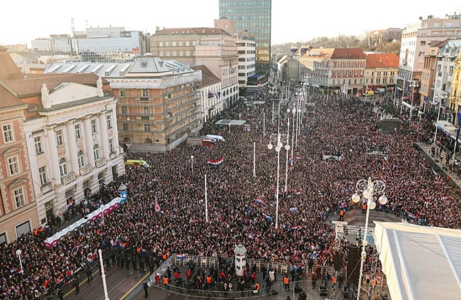 Неверојатно, илјадници луѓе излегоа на улиците на Загреб да ги пречекаат „сребрените“ од СП (ВИДЕО)