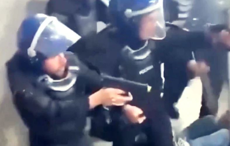 Дербито излезе од контрола, полицијата пукаше кон незадоволните навивачи (ВИДЕО)