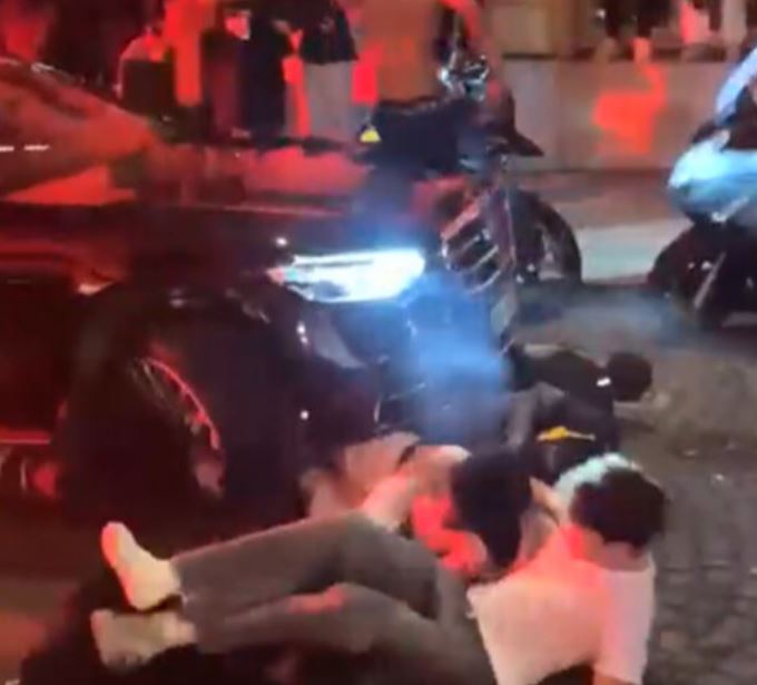 Ги прегази со автомобил, хаос во Париз по пласманот на ПСЖ во финалето (ВИДЕО)