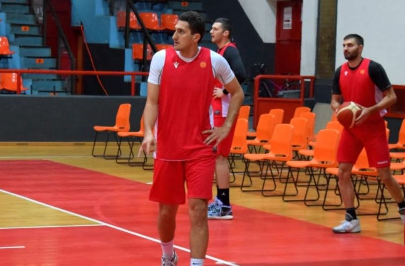 Поради болки во коленото Мекиќ не игра против Романија