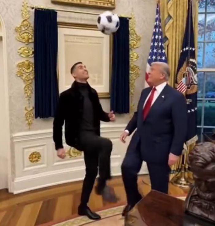 Го видовте ли бизарното видео од Роналдо и Трамп како „играат“ фудбал во Белата куќа? (ВИДЕО)