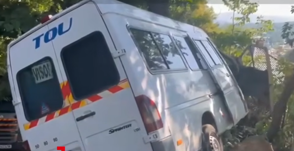 Трагедија во Романија: Шоферот имал срцев удар, минибусот на фудбалски клуб удрил во дрво, има загинати (ВИДЕО)