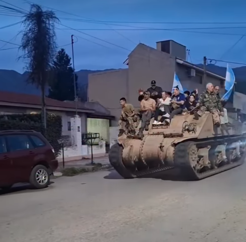 Аргентинците со оклопно возило излегоа на улица да ја слават победата над Англија (ВИДЕО)