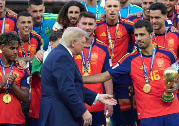 Залудно се обидуваа да го тргнат Доналд Трамп од бината при кревањето на пехарот (ВИДЕО)