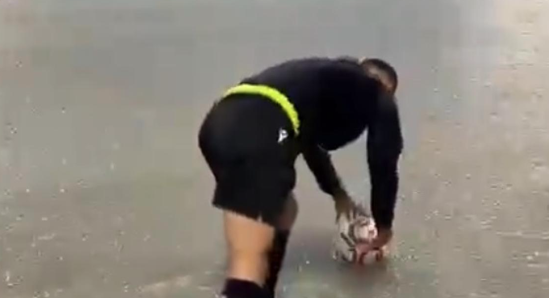Видео од Шпанија кое стана хит: Вода до коленици, а судијата проверува дали може да се игра (ВИДЕО)